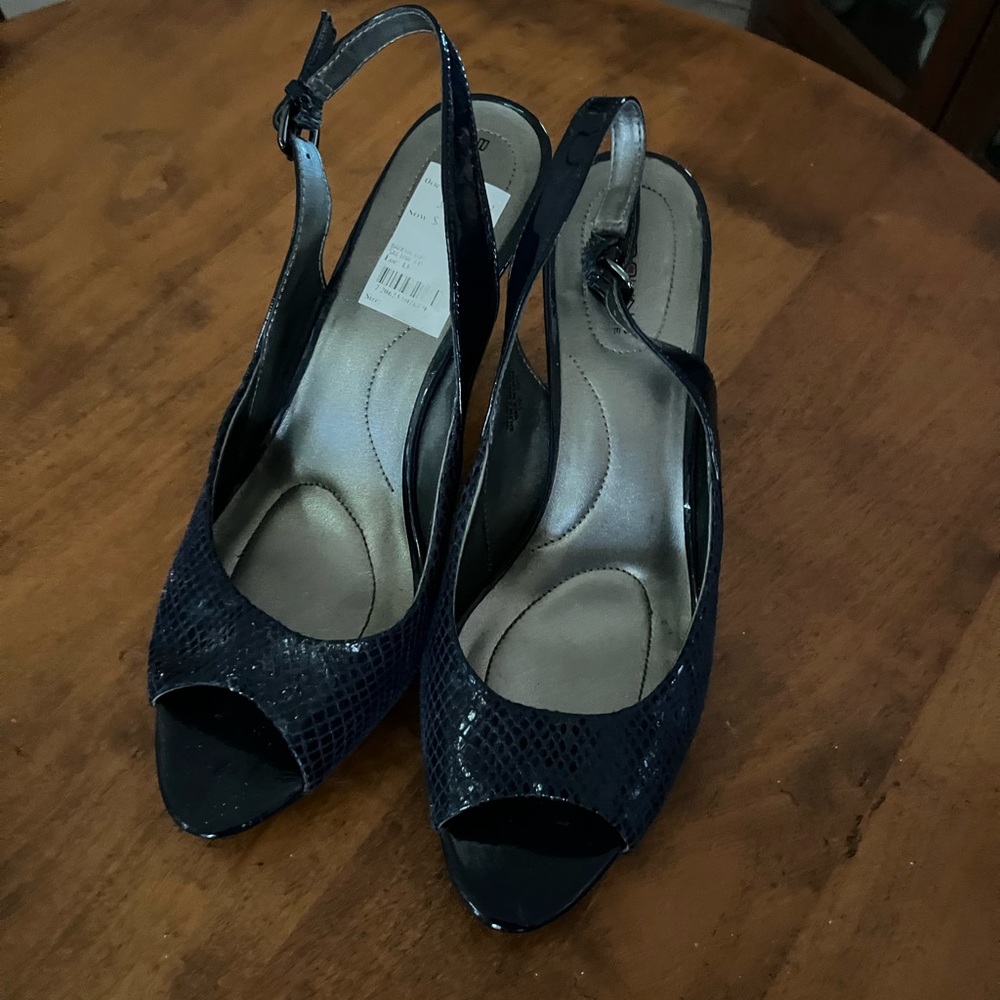 Ladies, navy high heel shoes, size 11, medium